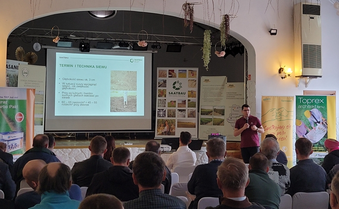 Na zdjęciu znajduje się przedstawiciel firmy Saatbau, przedstawiający szczegółową agrotechnikę uprawy soi