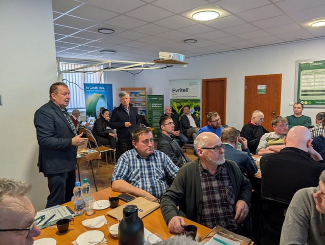 Dyrektor SDOO Pawłowice, Jacek Sztandera i uczestnicy spotkania