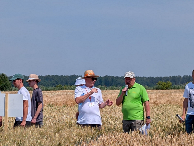 Dyrektor SDOO Pawłowice podczas prezentacji kolekcji odmian PDO