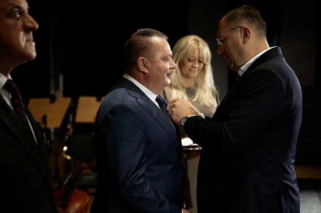Moment wręczenia odznaczenia przez Ministra Rolnictwa