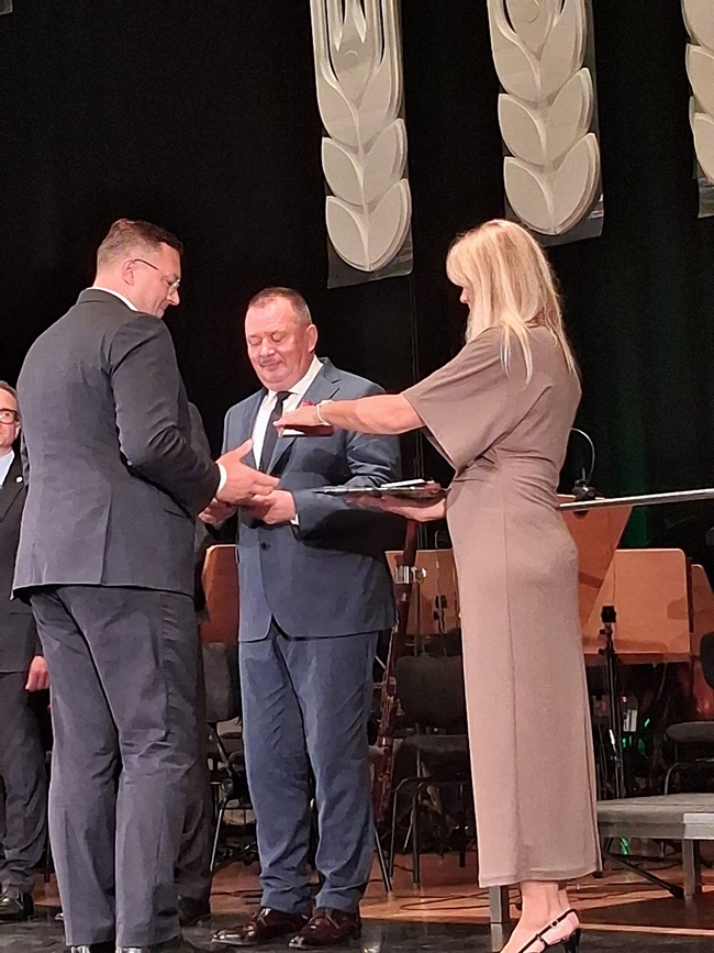 Moment wręczenia odznaczenia przez Ministra Rolnictwa